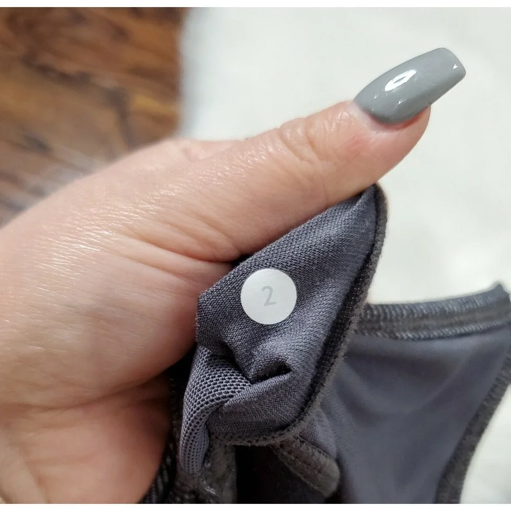 Lululemon Flow Y Sports Bra Women's Size 2 Gray /Black Quiet Stripe